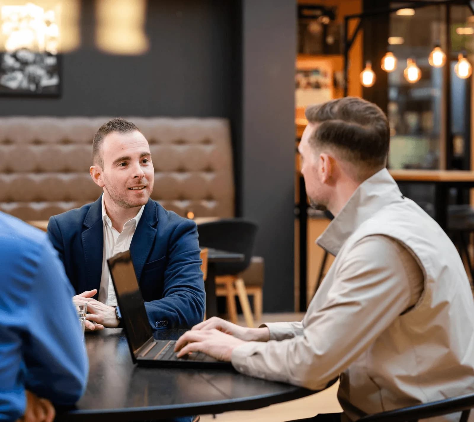 Consultants werken samen aan een Mendix-applicatie